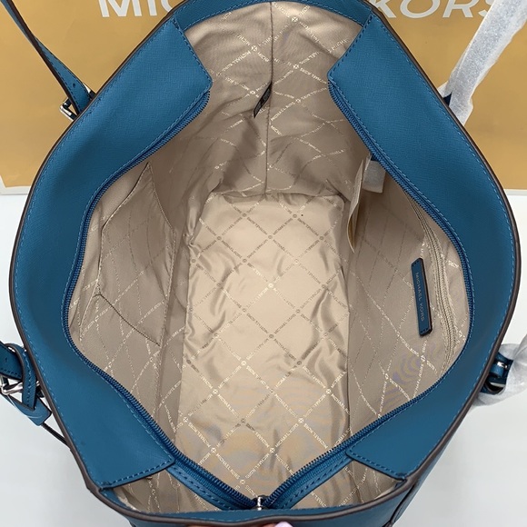 MICHAEL KORS
Gilly Large Saffiano Leather Tote Bag
TEAL COLOR - Picture 9 of 16